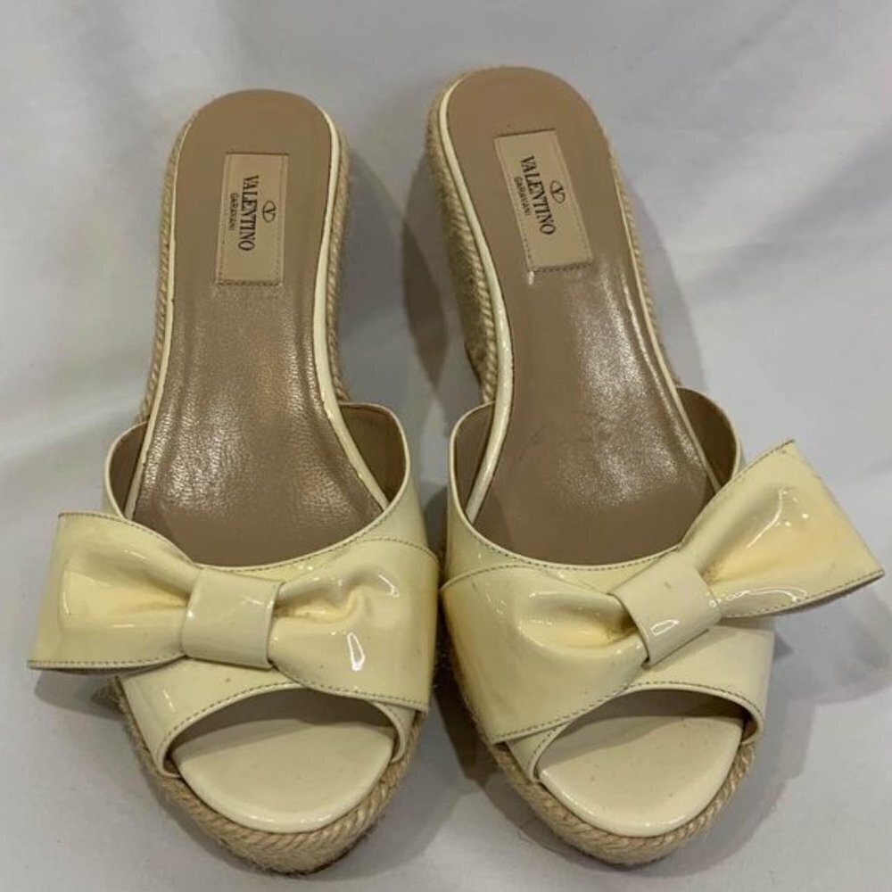 VALENTINO espadrille mules. Cream in colour. Size 38 (7.5). Excellent co…